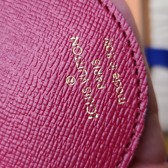 EUC LOUIS VUITTON ILLUSTRE MONOGRAM MULTI V CHARM - Picture 8 of 11